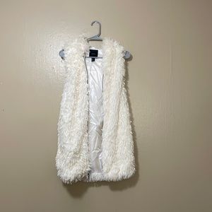 🌸 Clearance! 🌸 White Sleeveless Fuzzy Vest/Coat Size S